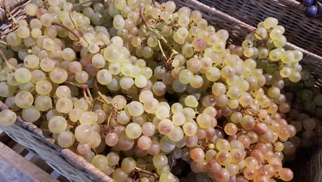 uvas verdes en un mercado