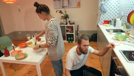 una pareja cocinando la cena de navidad en casa.