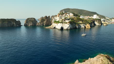 barco de vela pasando isola di ponza en italia en un día soleado