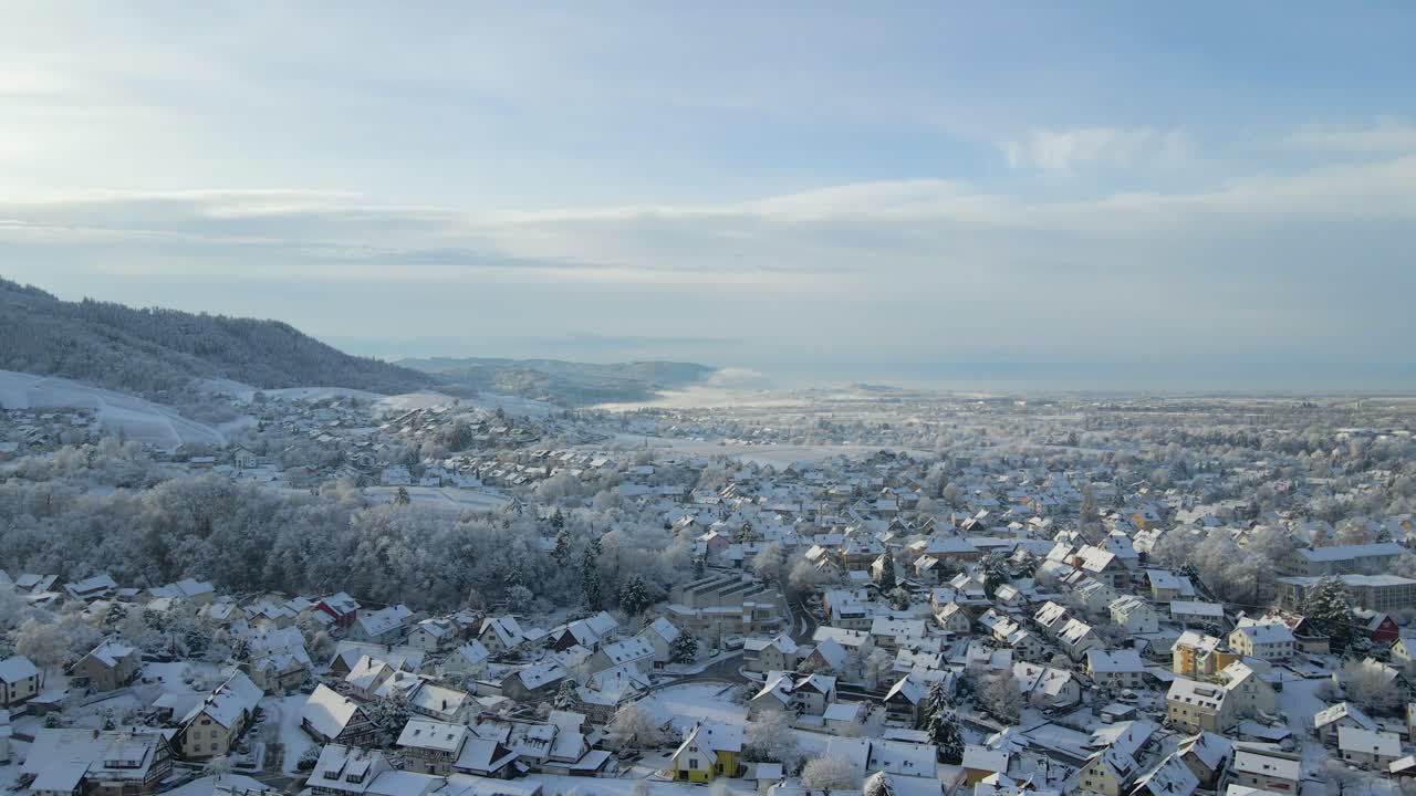 독일 오펜부르크의 한 시골 마을에서 겨울 동안 눈으로 덮인 집과 나무