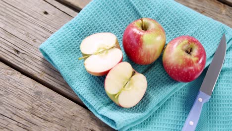 manzanas rojas y un cuchillo en una servilleta