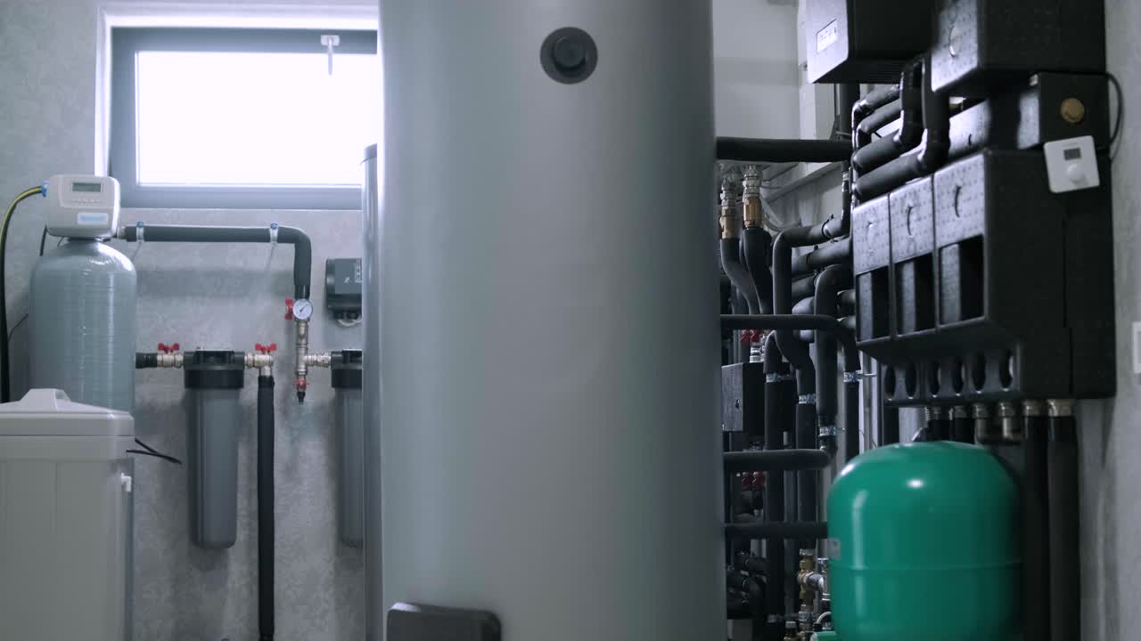 una moderna sala de calderas eléctricas. equipos para el sistema de calefacción moderno como una caldera, calentador, tuberías, tanque de expansión y otros