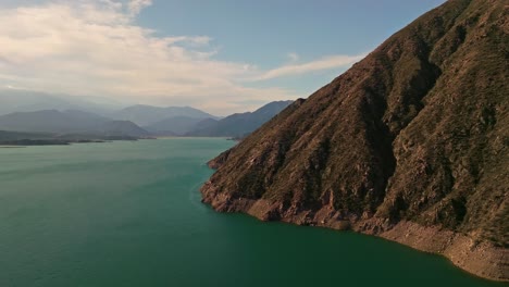 Aerial-dolly-towards-the-side-of-the-steep-mountain-and-shore-in-Mendoza,-Argentina