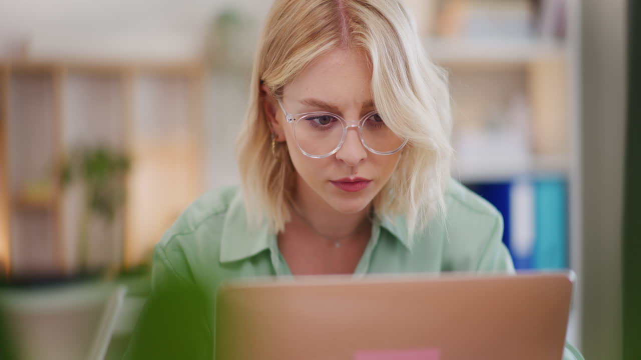 Nahaufnahme vom Gesicht einer Frau bei der Arbeit am Laptop