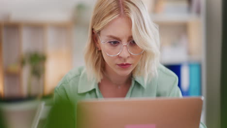 Primer-Plano-Del-Rostro-De-Una-Mujer-Mientras-Trabaja-En-La-Computadora-Portátil.