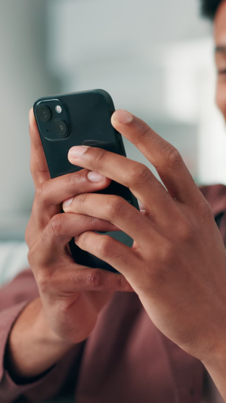 Primo piano delle mani di una persona che usa uno smartphone