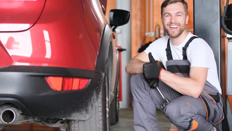 mecánico de automóviles trabajando en un coche en un garaje