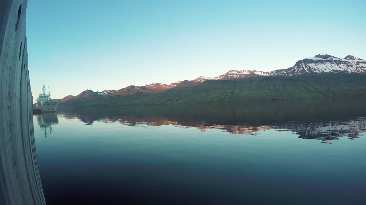bello reflejo del amanecer en la bahía de faskrudsfjordur en el este de islandia