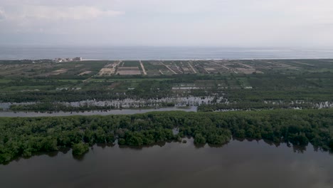 Where-the-pacific-ocean-and-Manialtepec-lagoon-unite,-Puerto-Escondido,-Mexico