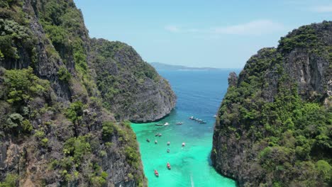 Laguna-Pileh-En-Medio-De-Imponentes-Acantilados-De-Piedra-Caliza,-Isla-Phi-Phi,-Aérea