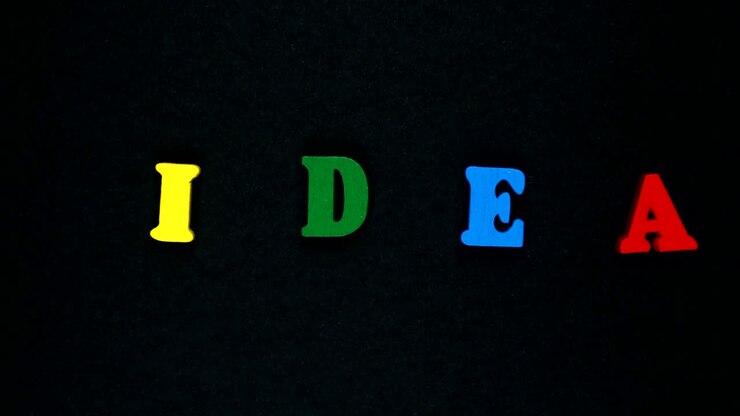 Parola "IDEA" formata da lettere di legno multicolori. Loop di parole colorate