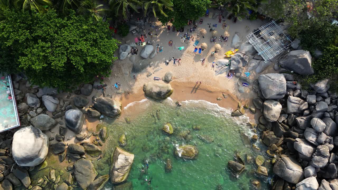Spettacolare rivelazione cinematografica con drone di una spiaggia segreta su un'isola tropicale