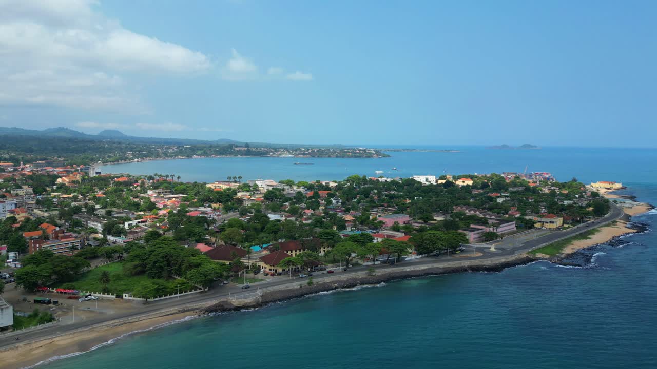 Vista aerea dalla costa di São Tomé e Príncipe con la baia di Ana Chaves sullo sfondo. Africa