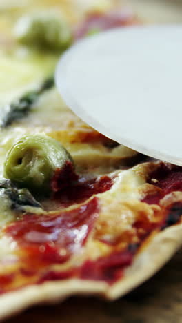 deliciosa pizza italiana servida en una mesa de madera