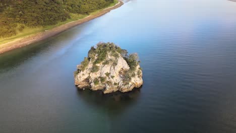 Sanfte-Kreise-Um-Einen-Isolierten-Felsen-Im-Meer,-Entspannend,-Friedlich-Und-Elegant