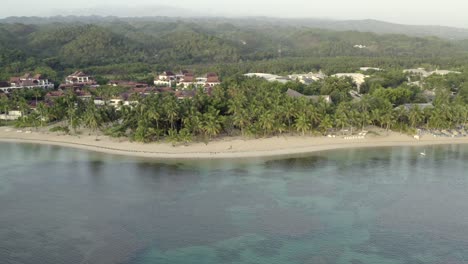 Drohnenblick-Auf-Das-Meer,-Sonnenschirme-Und-Den-Sandstrand-Der-Karibik,-Grand-Bahia-Principe-Beach-Auf-Der-Halbinsel-Samana,-Dominikanische-Republik