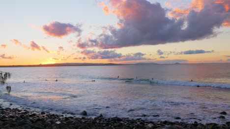 Puesta-De-Sol-Dorada-Y-Costa-Ondulada-Que-Disfrutan-Los-Surfistas-En-El-Parque-Nacional-Noosa-En-Queensland