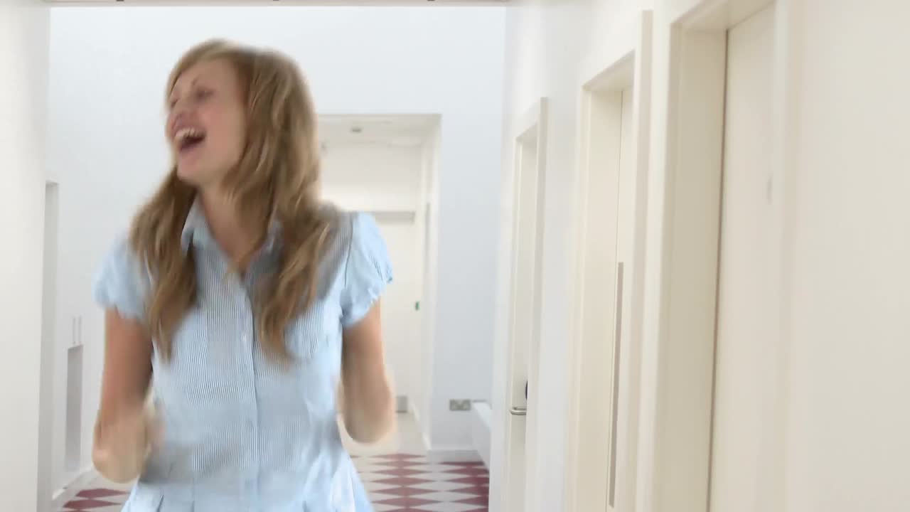 좋은 소식을 축하하는 젊은 여자