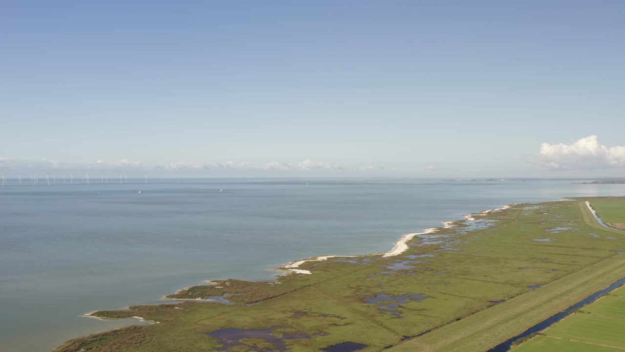 아름다운 화창한 여름날 네덜란드 프리슬란트에 있는 자연 해안 지역의 공중 촬영, 지질학과 침식에 대한 개념