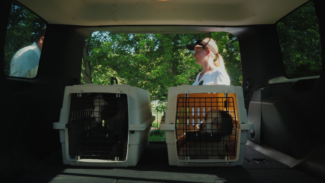 남자는 영수증 애완 동물 배달 개념에 대한 우리 표지판에 개를 가져옵니다