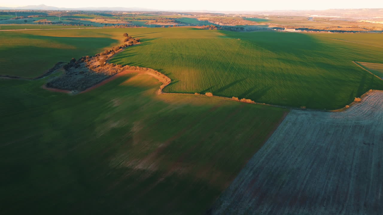 해가 지는 동안 농경지 의 공중 사진