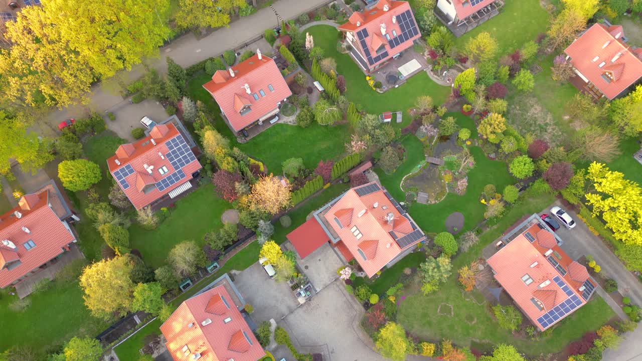 vista aérea de las casas residenciales en primavera