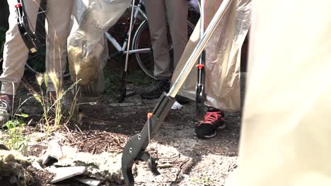 activistas limpiando los suburbios de milán italia recogiendo tash con recolectores de basura