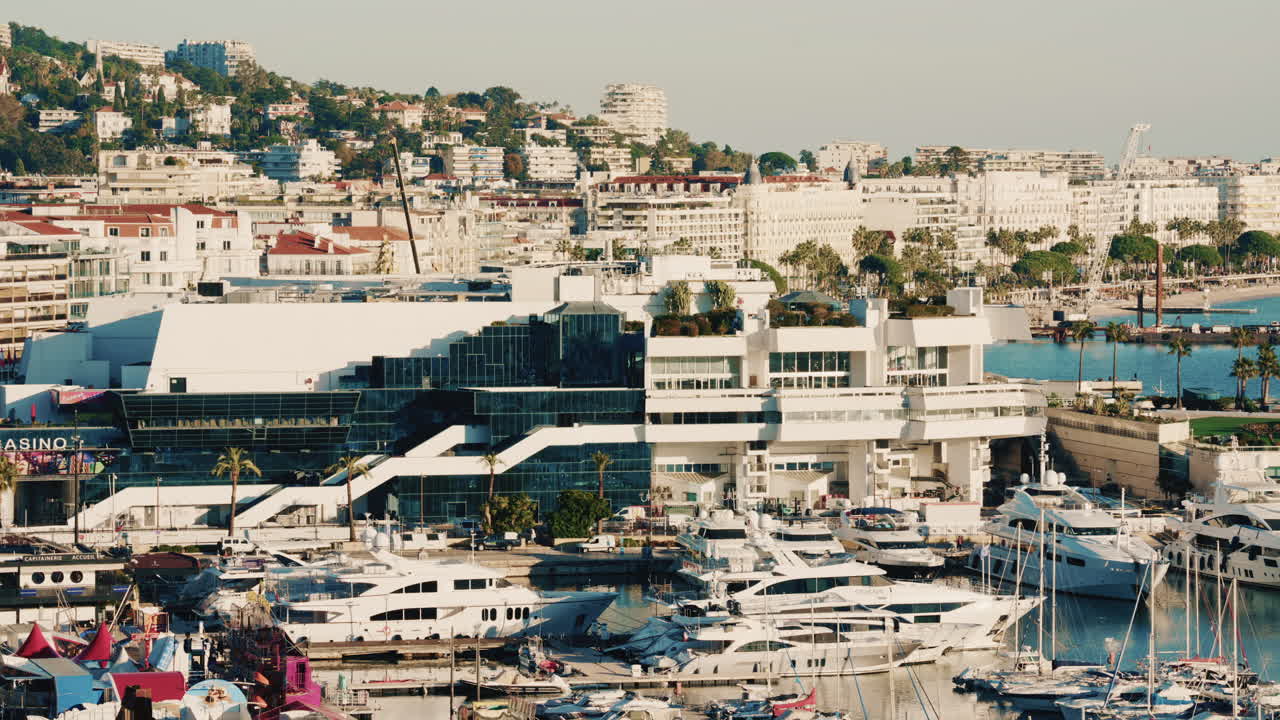 Campo lungo di un lussuoso porto turistico con yacht ormeggiati lungo una costa mediterranea blu