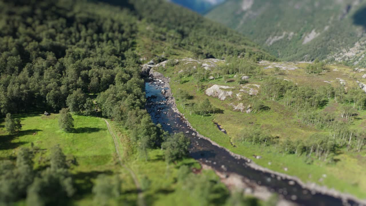 vista aérea del río que fluye a través del amplio valle rocoso