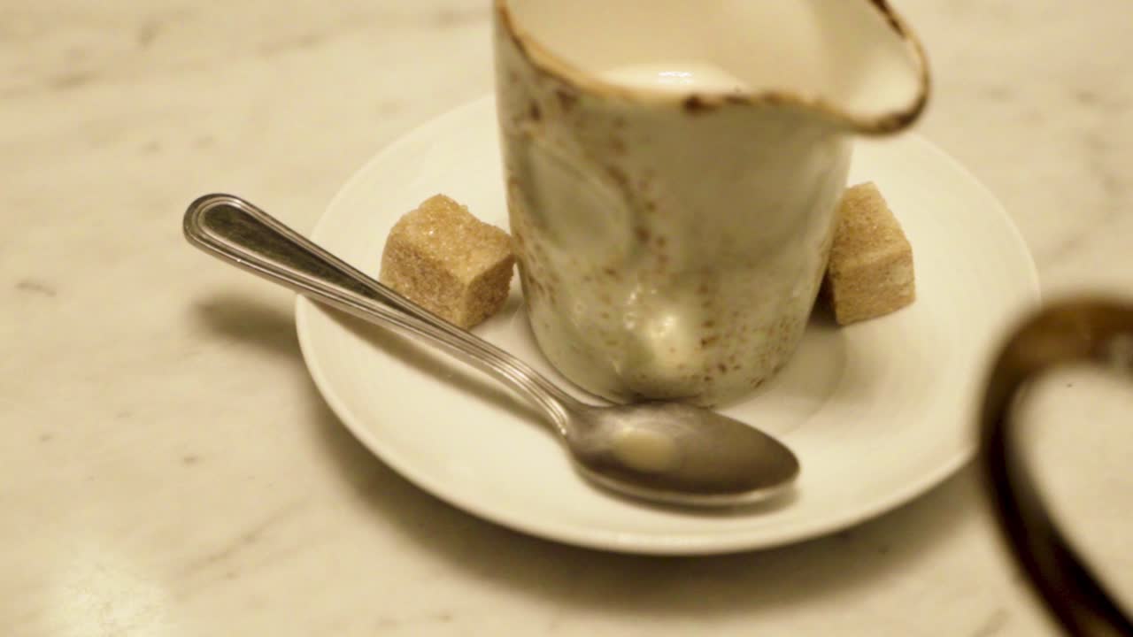 커피 컵을 닫습니다