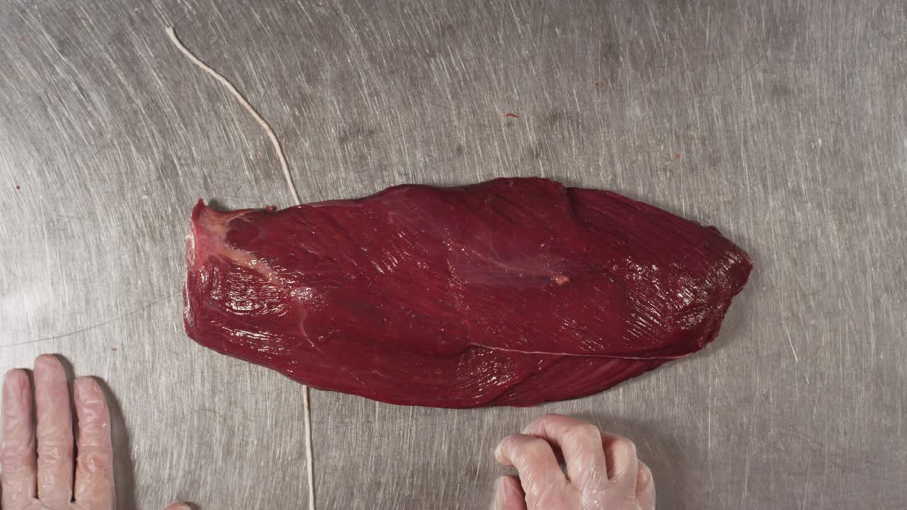Preparando carne cruda