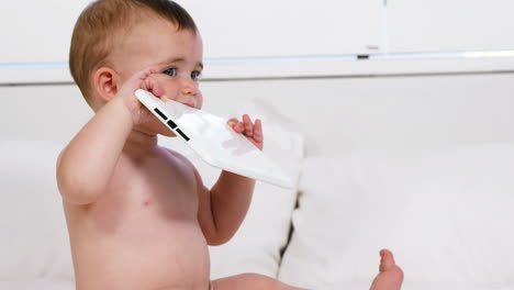 un niño masticando su tableta