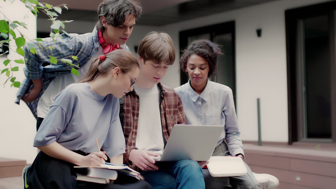 amigos multiétnicos en el campus de la universidad.