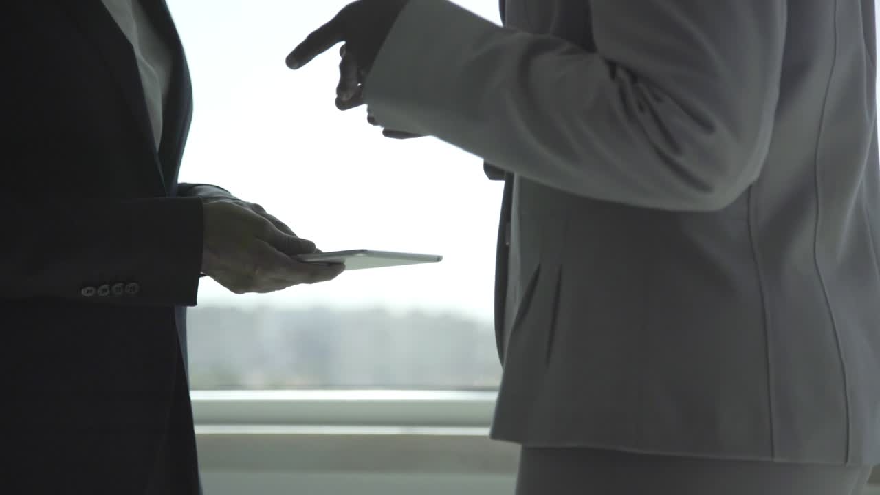 사업가 여성 들 이 토론 하고 몸짓 을 하는 중간 섹션