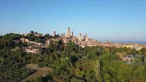 Majestuosa-Vista-Aérea-Superior-Vuelo-San-Gimignano-Medieval-Colina-Torre-Ciudad-Toscana-Italia