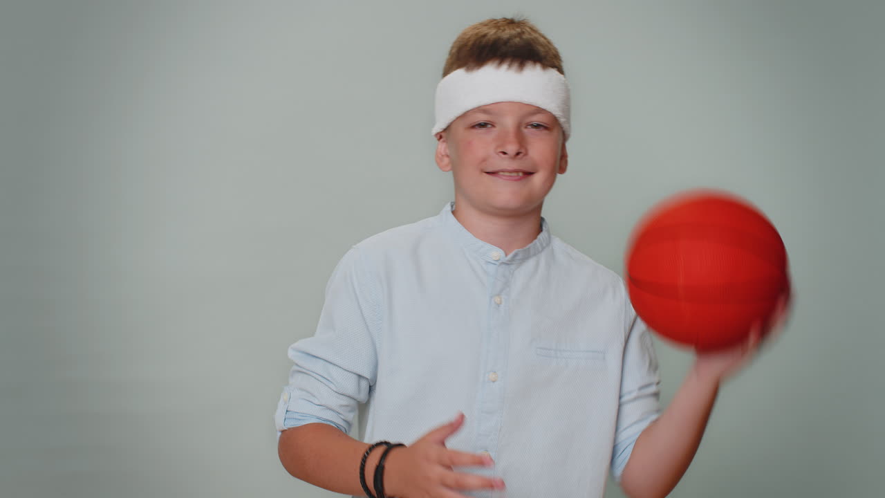 유아, 어린이, 소년, 운동선수, 농구 팬, 공을 들고 카메라를 보고, 드리블 훈련