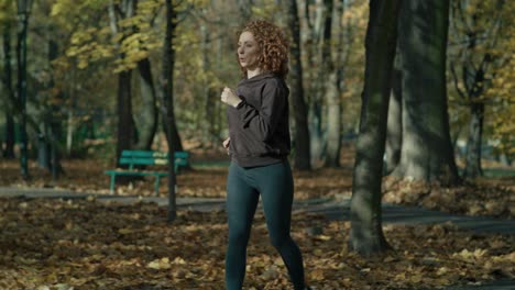 Kaukasische-Ingwerfrau-Joggt-Im-Herbst-Im-Park