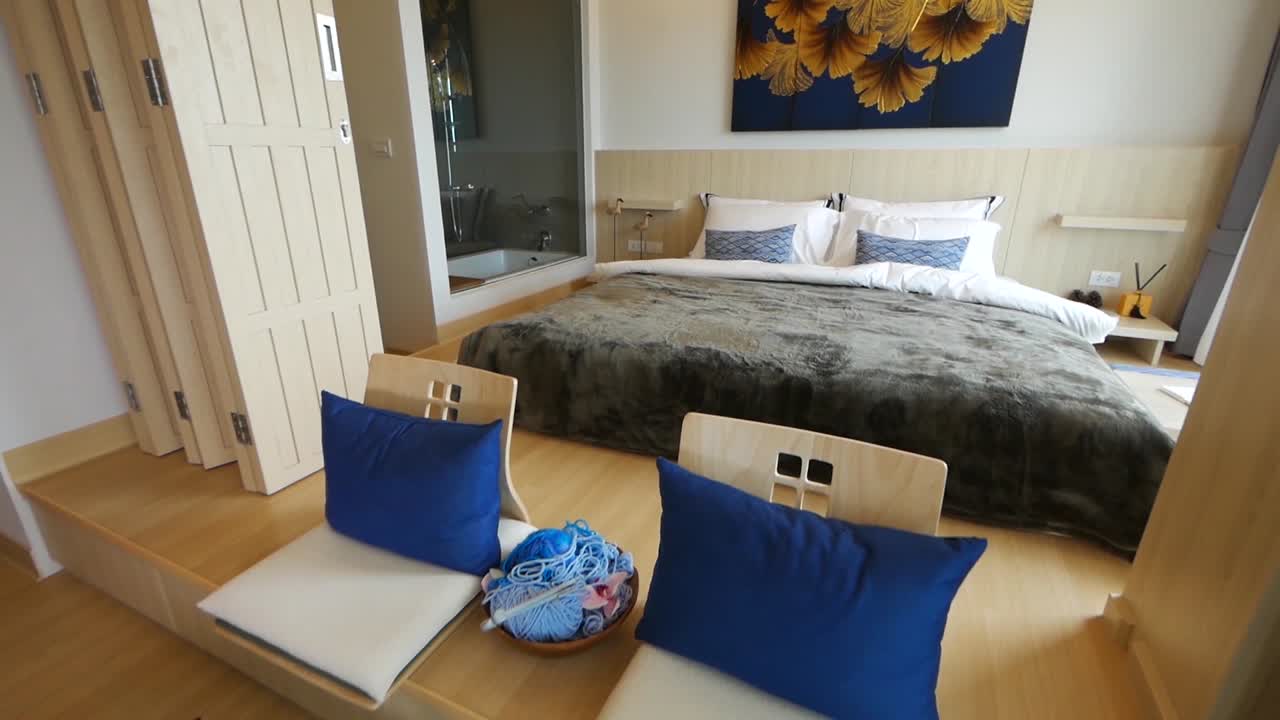 자연 채광으로 가구가 완비된 세련된 침실 장식 아이디어