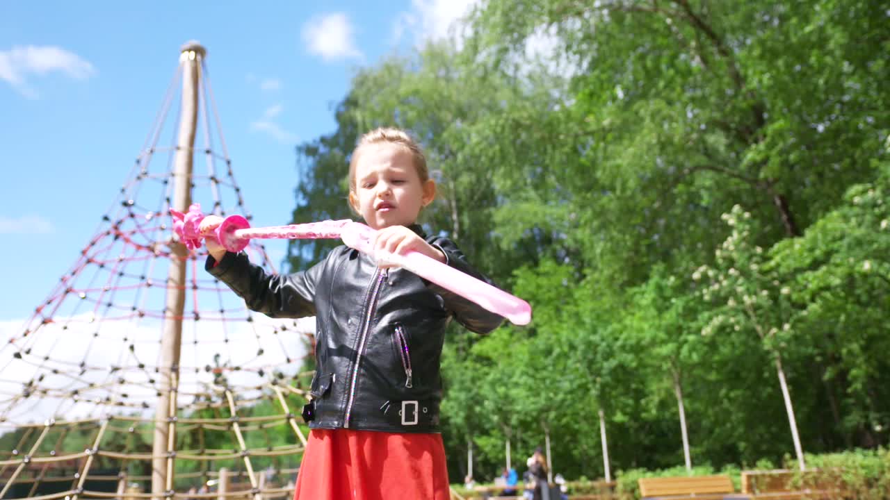 chica jugando con burbujas en un parque