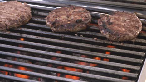 Makroaufnahmen-Von-Auf-Einem-Grill-Gegrilltem-Fleisch,-Die-Die-Brutzelnden,-Rauchigen-Und-Saftigen-Details-Zeigen