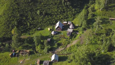 vista aérea de un pueblo de montaña con casas de madera