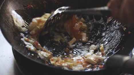 serie cooking pad thai: slo mo chef salteando huevos para hacer fideos salteados tailandeses o pad thai