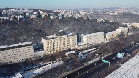 Prag-Cssz-Gebäude-Und-Verkehrsstraße-In-Smichov,-Luftdrohne-Sonniger-Tag-Seitenansicht,-Tschechische-Republik