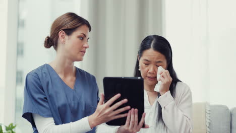 Weinen,-Tablet-Oder-Krankenschwester,-Die-Mit-Einer-Traurigen-Frau-Spricht