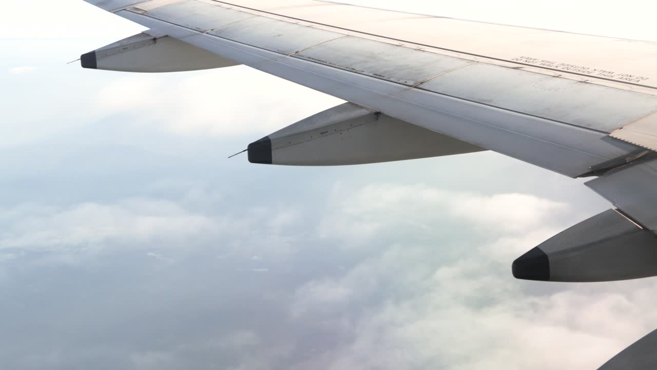 las alas del avión en primer plano