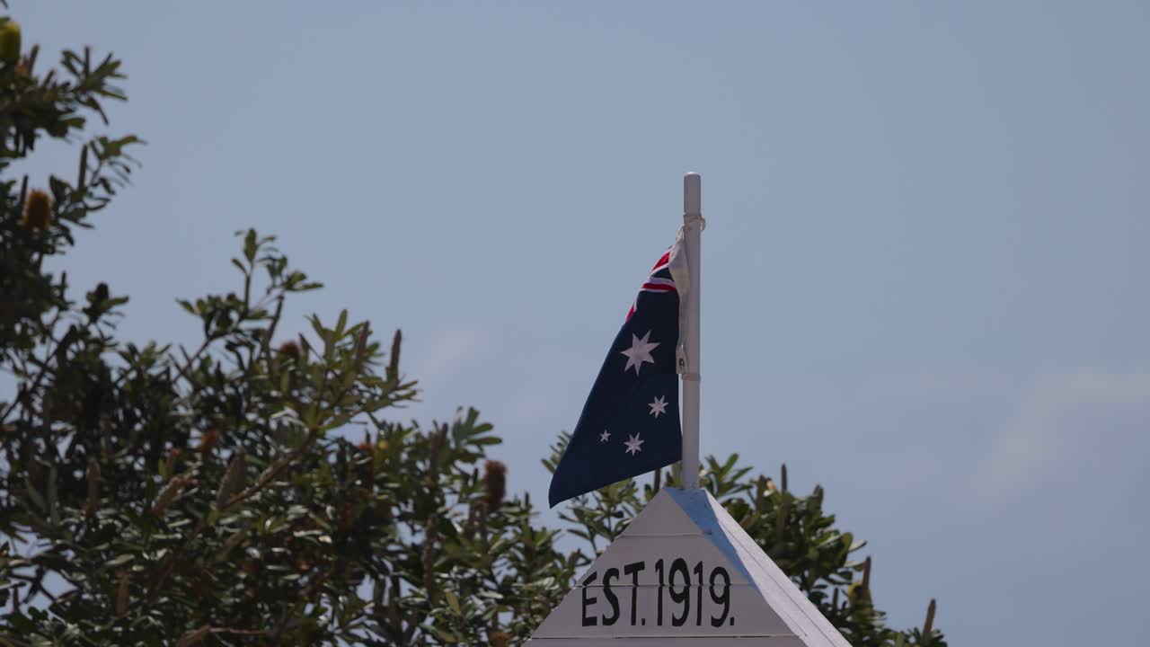 오스트레일리아 발이 바람에 흔들리고 있다