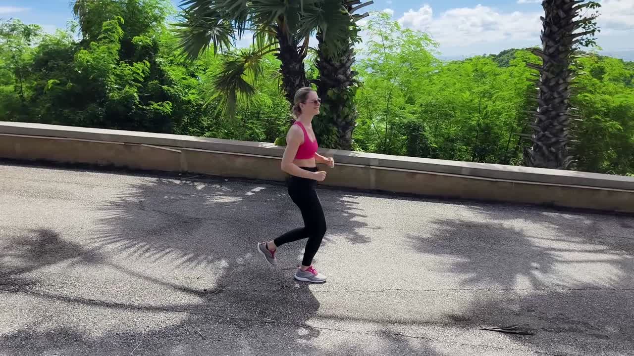 mujer corriendo en un parque tropical