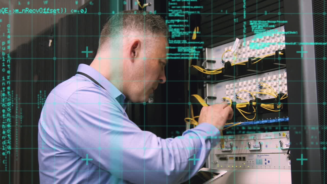 animazione dell'elaborazione dei dati sull'uomo caucasico nella sala server