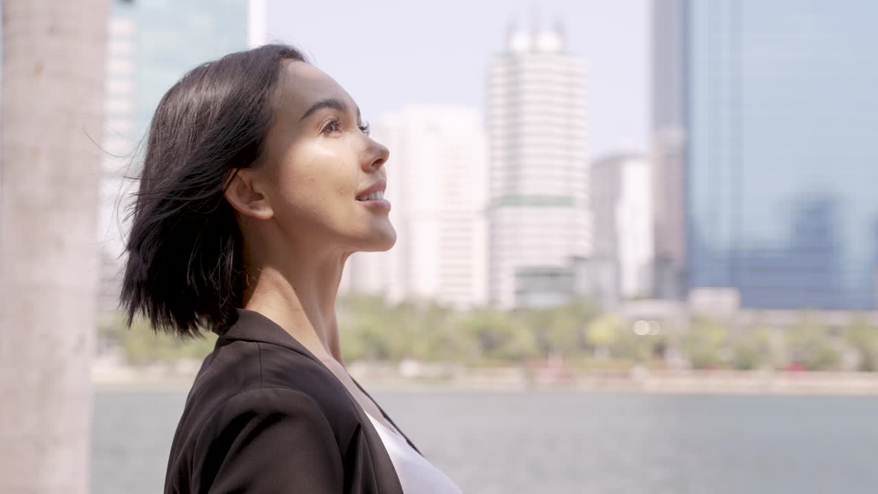 mujer de negocios en la ciudad