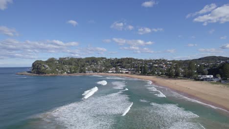 Olas-Espumosas-En-La-Playa-De-Avoca-En-La-Costa-Central,-Nueva-Gales-Del-Sur,-Australia---Toma-Aérea